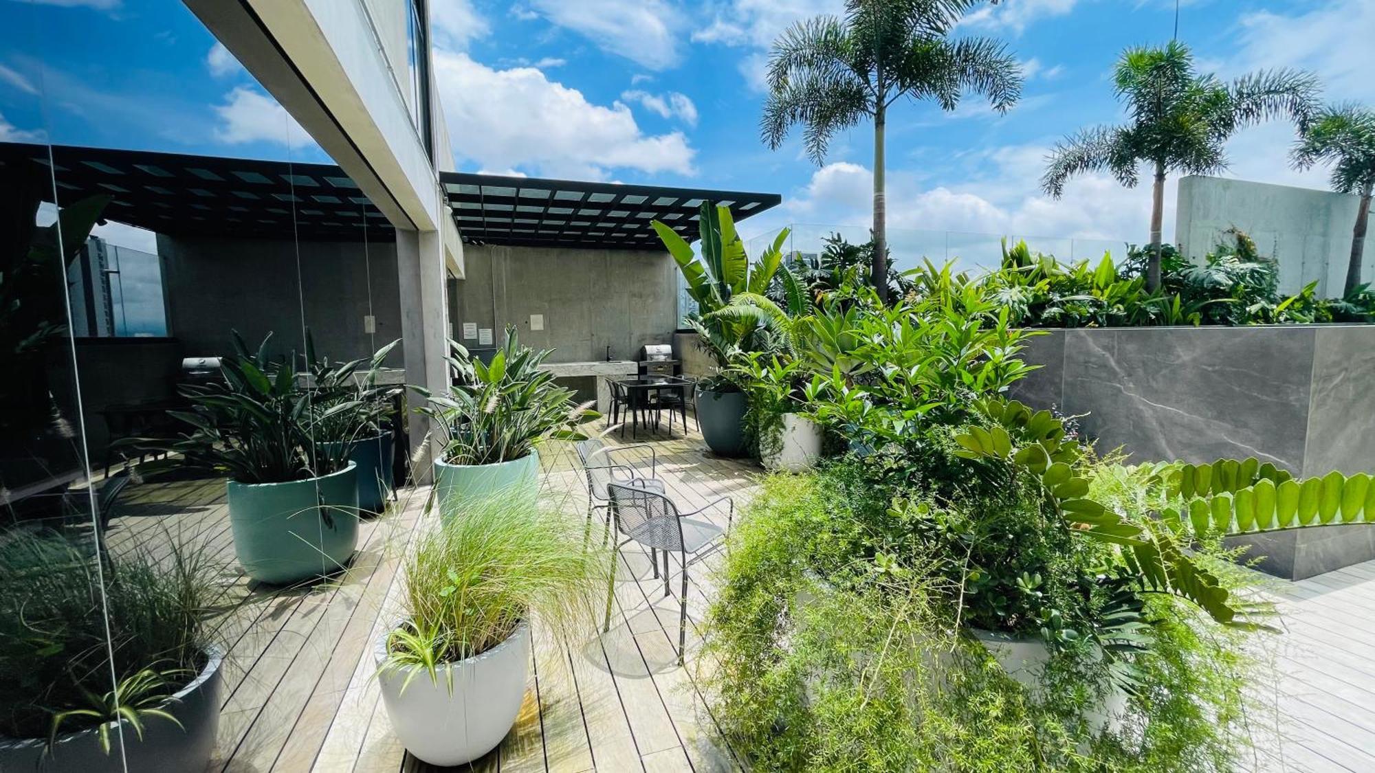 Cozy With Terrace, Sj Cosmopolitan Tower #402 Apartment *