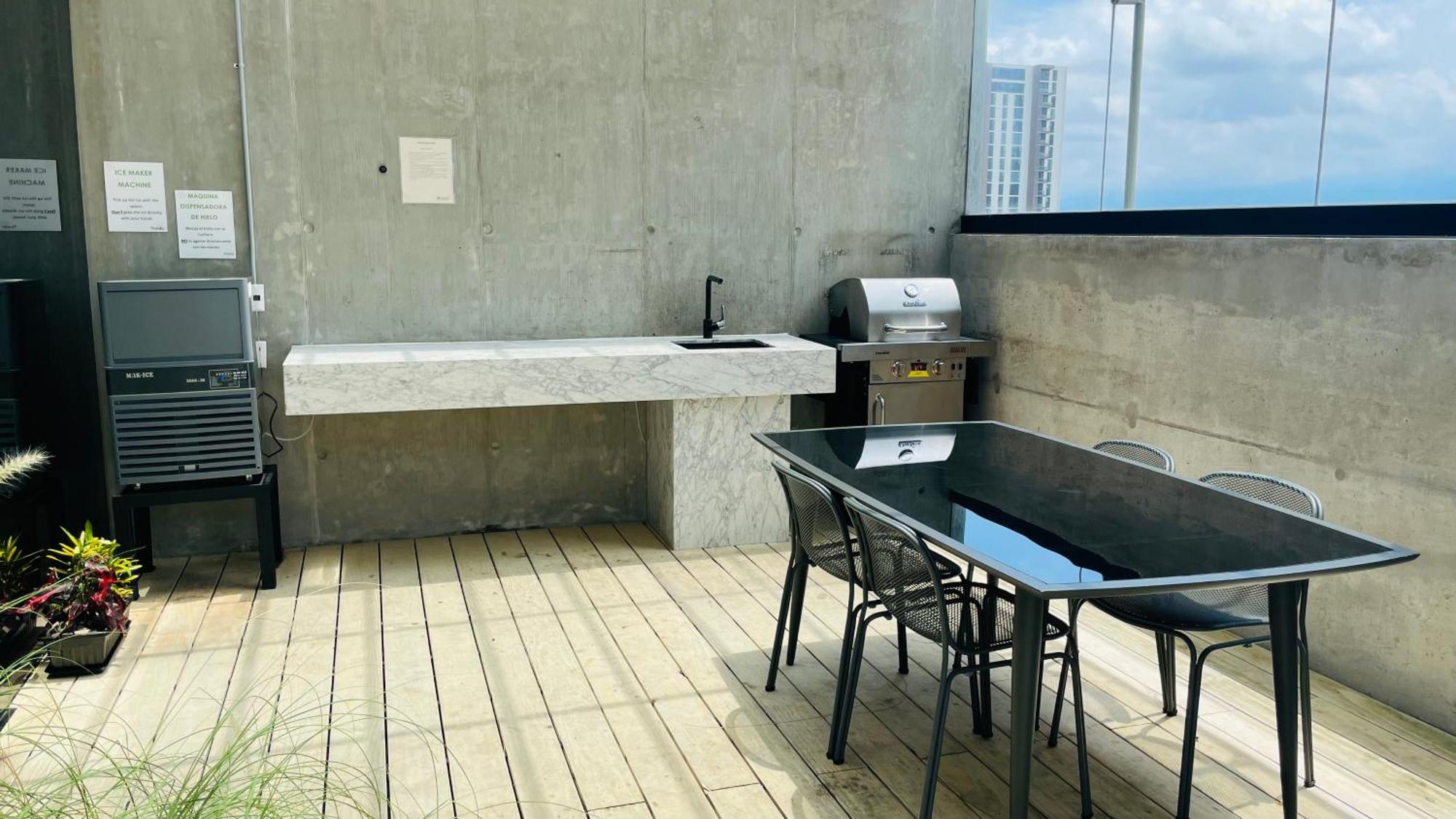 Cozy With Terrace, Sj Cosmopolitan Tower #402 Apartment *